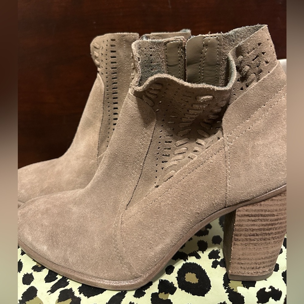 Vince Camuto Women’s Size 7 1/2  fall bootie. Suede